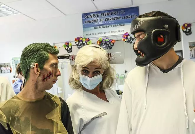 El Hospital de Sant Joan humaniza la atención al paciente oncológico con disfraces del personal de Enfermería y decoración de Halloween realizada por el Centro San Rafael