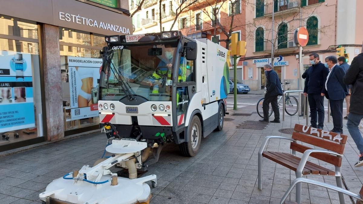 La nueva decapadora trabajando ayer en una acera de la plaza del Cardenal Reig.