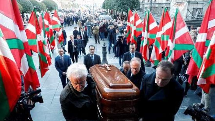 Momento en el que el féretro es introducido en la iglesia. // Efe