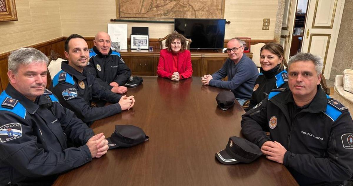 Sanmartín e Duro, cos novos inspectores da Policía Local. |  Cedida