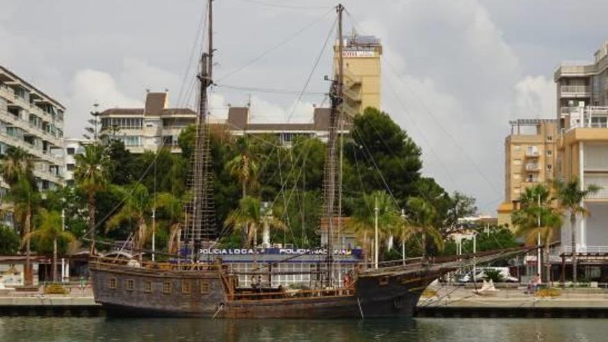 Imagen de este sábado del Wodnik, el «barco pirata» atracado en el Moll dels Borja.