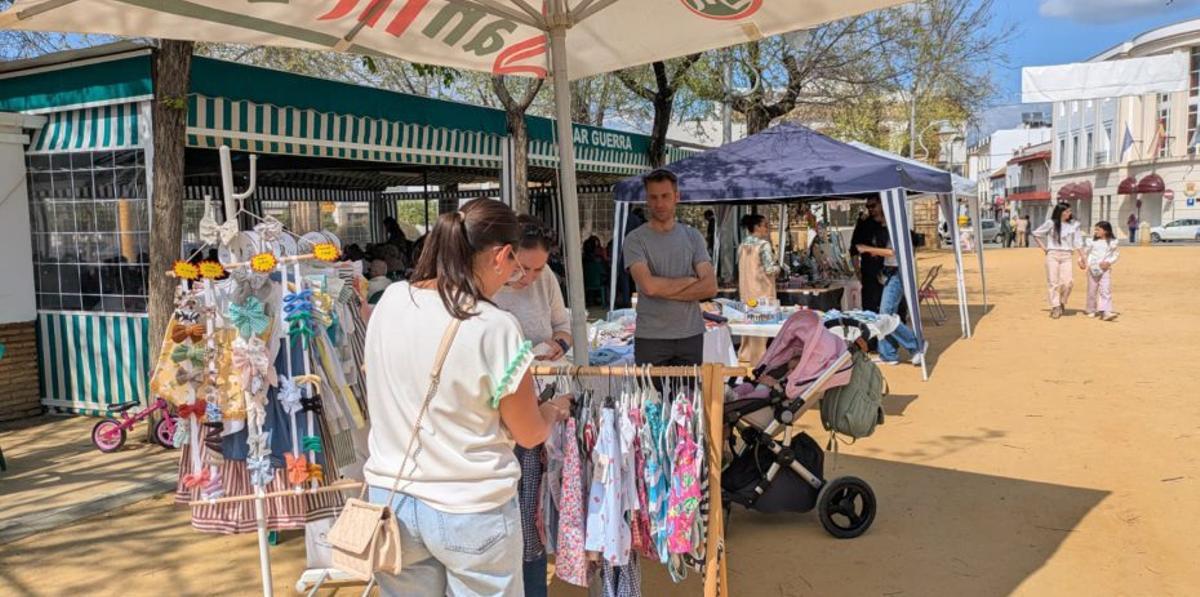 Artesanía y bisutería se vendieron en el mercado de primavera.