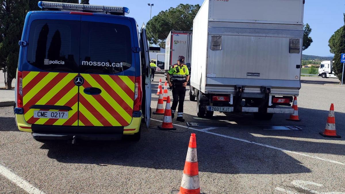 El control de trànsit que els Mossos d'Esquadra han fet a l'àrea de l'AP-7 de Garrigàs.