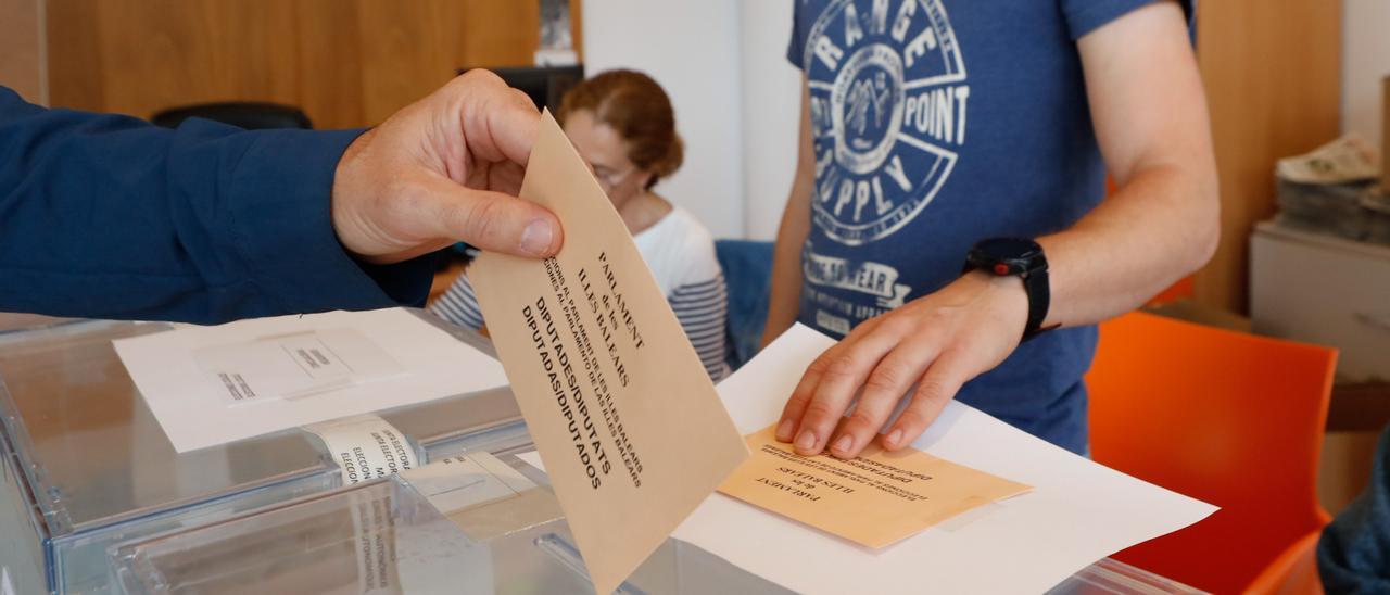 Una persona ejerce su derecho a voto este pasado domingo.