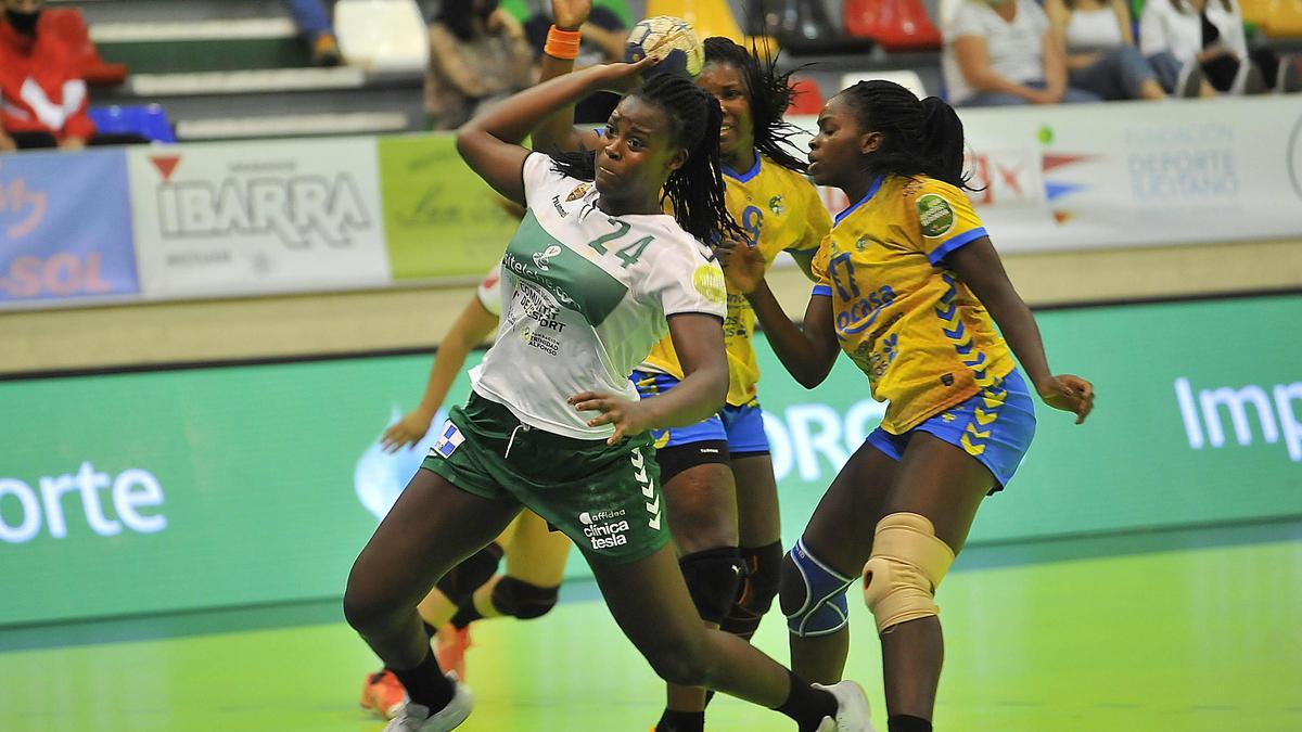 Lysa Tchaptchet durante el partido ante el Rocasa.