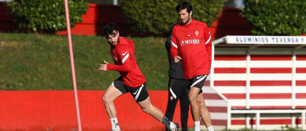 Campuzano y Valiente, ayer, en el entrenamiento en Mareo. | Juan Plaza