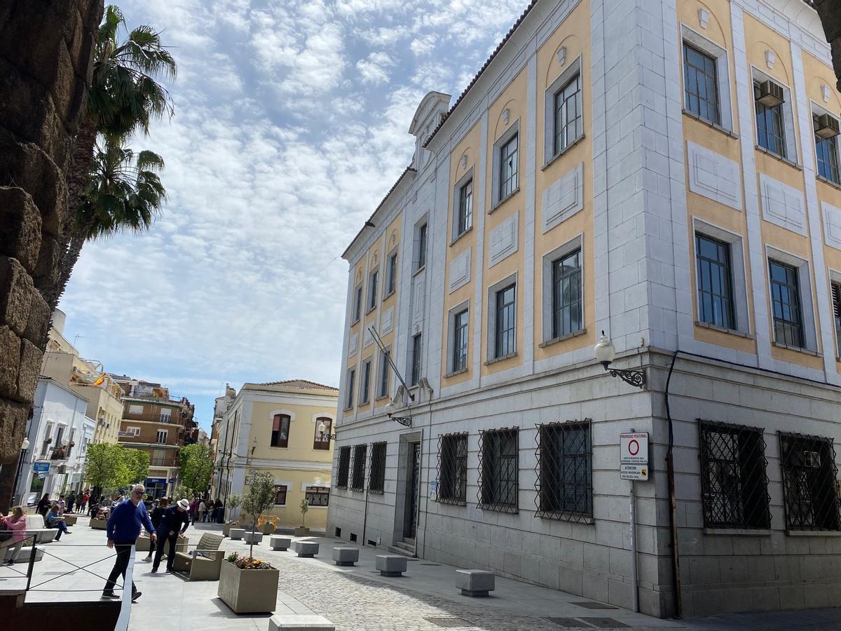 El antiguo edificio de Telefónica de Mérida, junto al Arco de Trajano, llamado a iniciar una nueva etapa convertido en hotel de cinco estrellas.