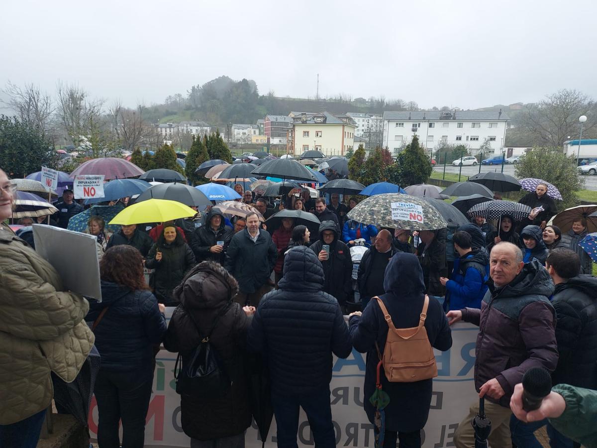 En imágenes: Una multitud reclama en Trevías un cambio de ubicación para la depuradora