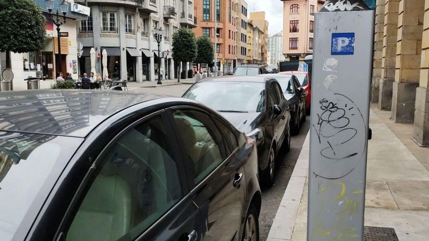 Un parquímetro en la zona de aparcamiento regulado de la calle Marqués de San Esteban. | LNE