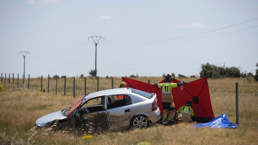 Accidente por colisión entre un coche y un camión en la N-122, en Muelas del Pan