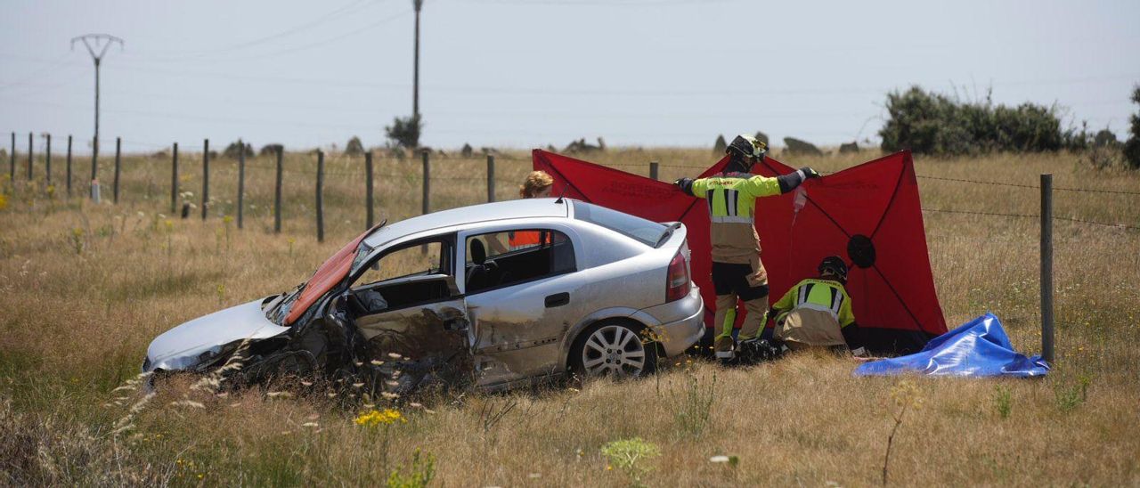 Accidente por colisión entre un turismo y un camión en la N-122, en Muelas del Pan.