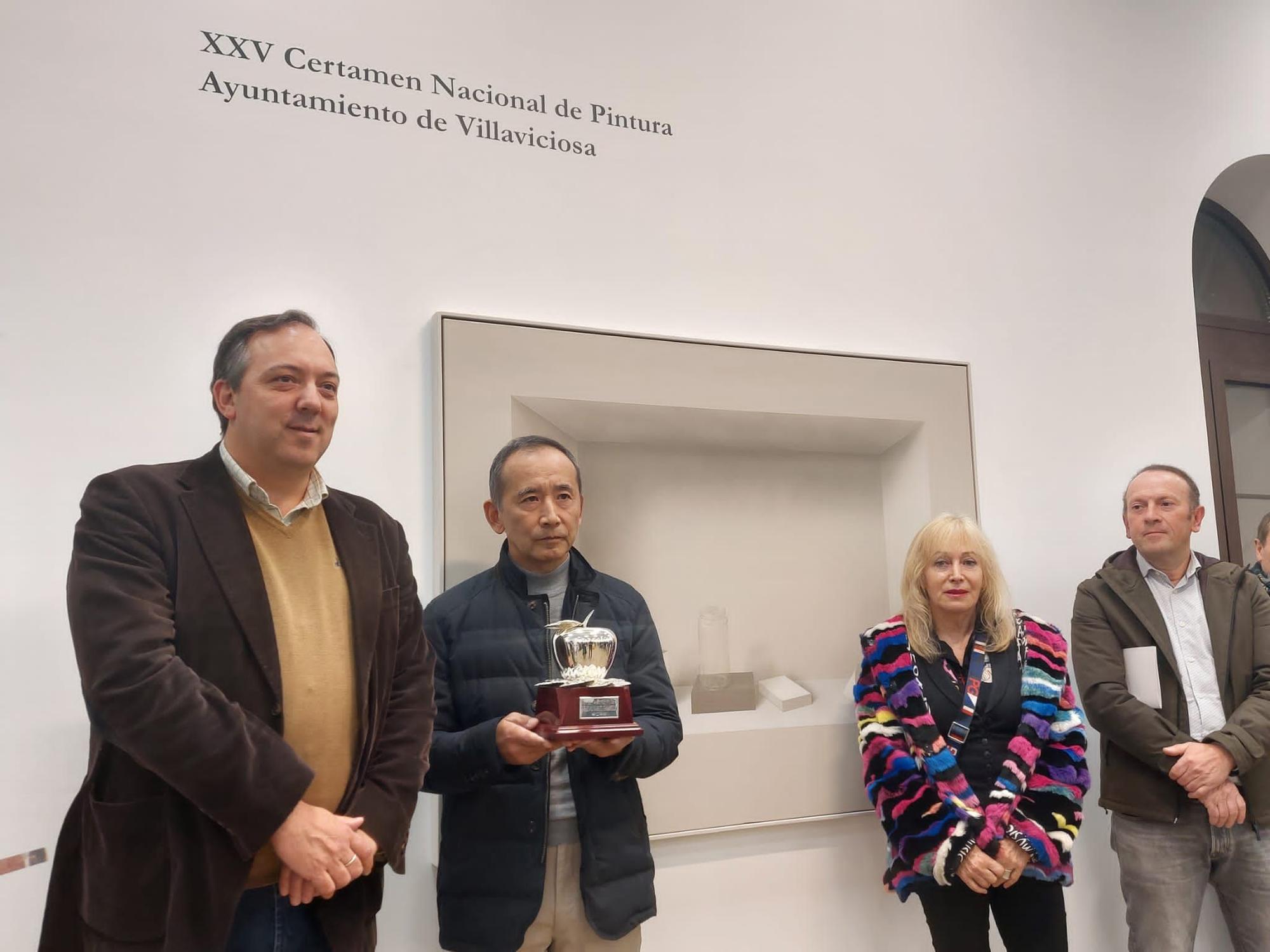 Teruhiro Ando, ganador del Certamen Nacional de Pintura de Villaviciosa, recogió la "Manzana de Plata"