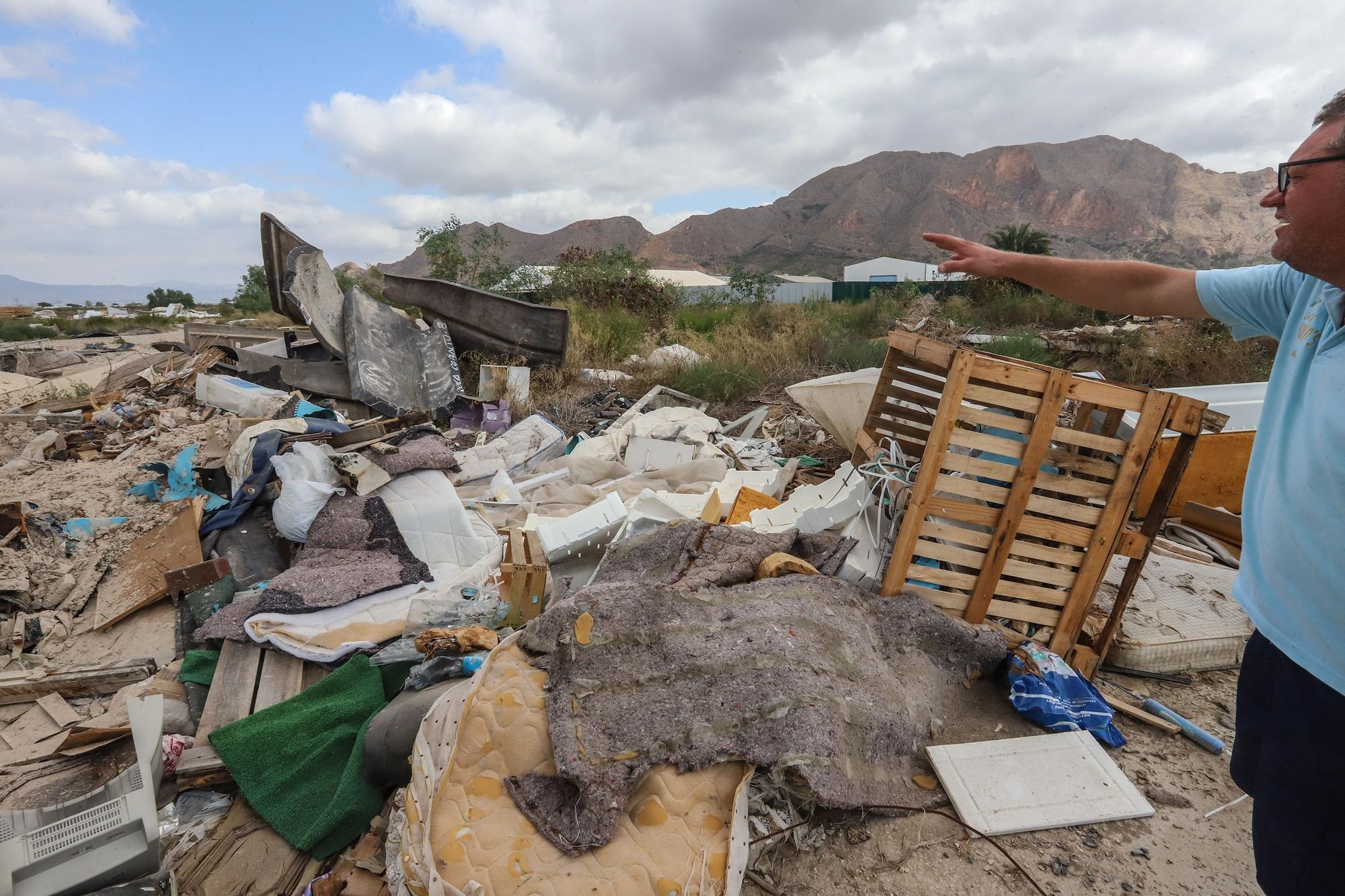 Los escombros y la maleza invaden los alrededores del polígono de Orihuela