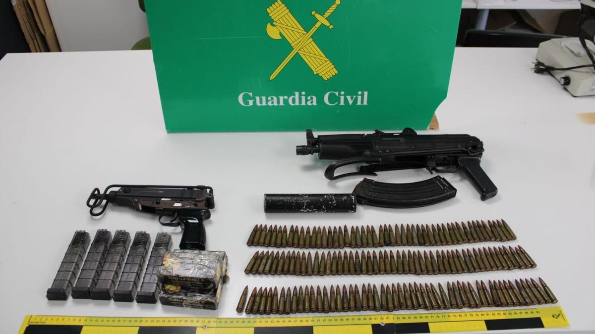 Armas y munición localizadas por la Guardia Civil.