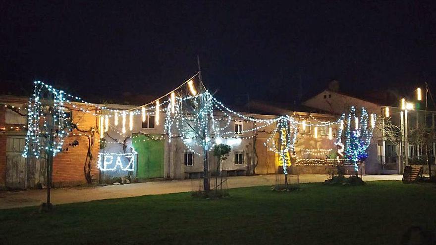 La iluminación ofrece otra cara de las calles de la comarca. | C. G. 