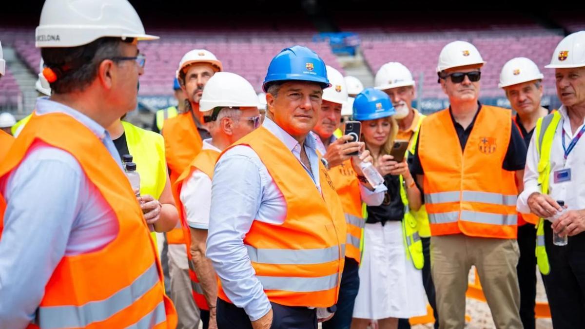 Laporta, durante la visita de obras al Camp Nou.