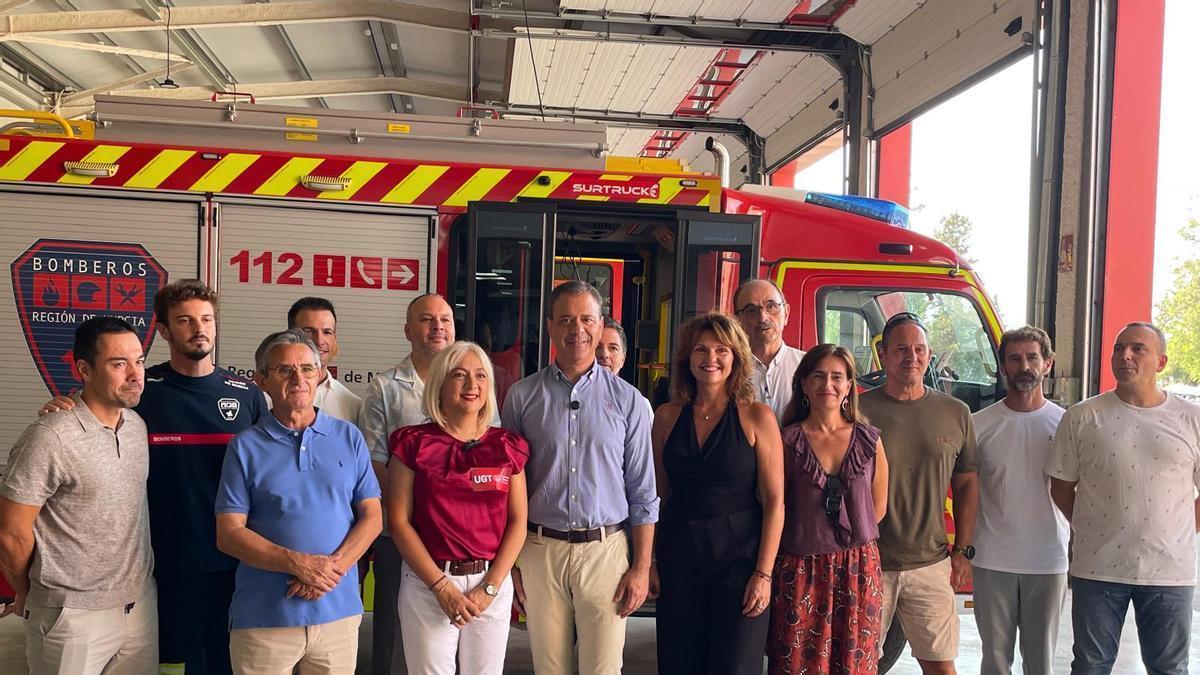 El consejero Marcos Ortuño, junto con representantes de los sindicatos que han firmado el preacuerdo (CSIF, UGT, SIME y CCOO).