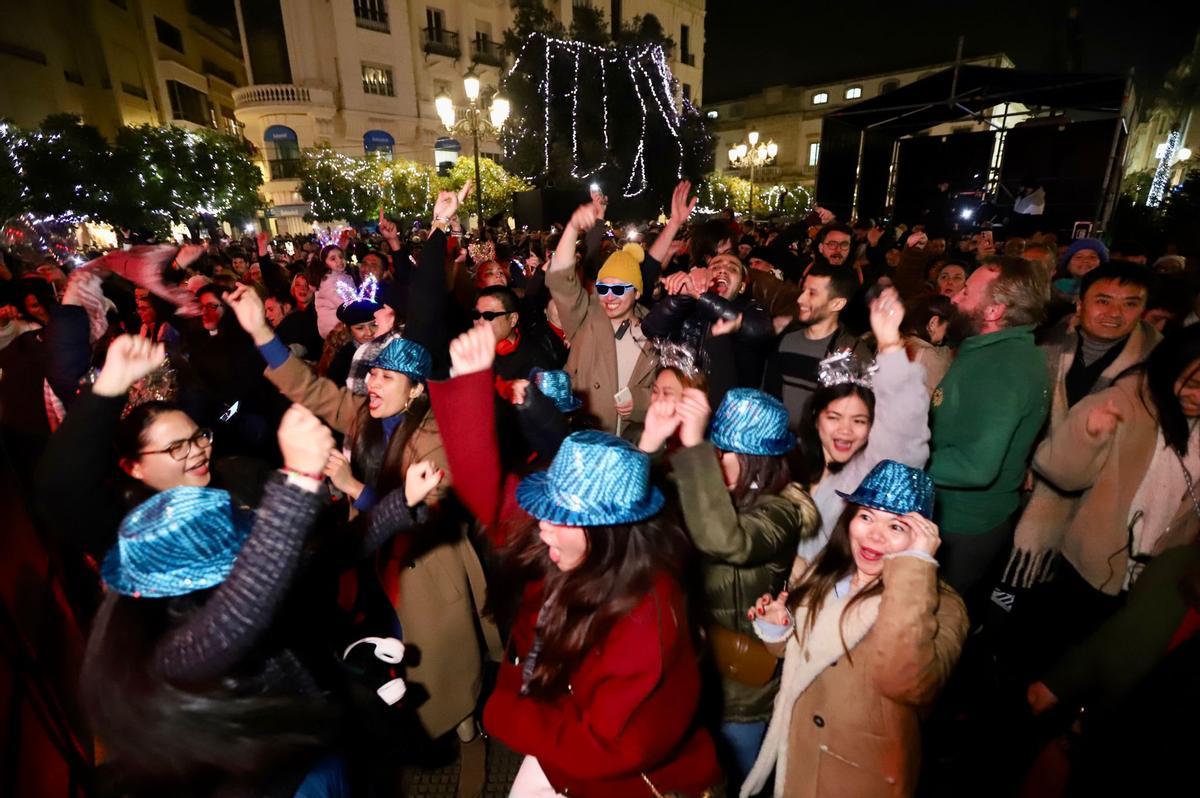 Cientos de cordobeses celebran en la plaza de las Tendillas la llegada del 2024.