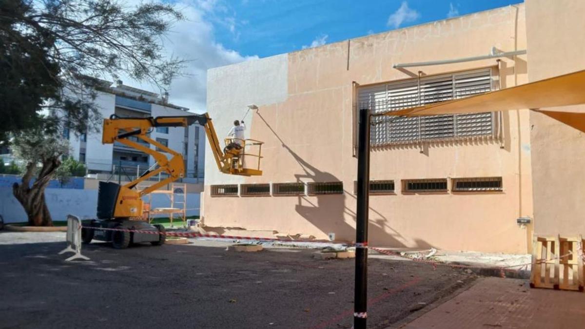 Pintado de una fachada exterior. | AYUNTAMIENTO DE EIVISSA