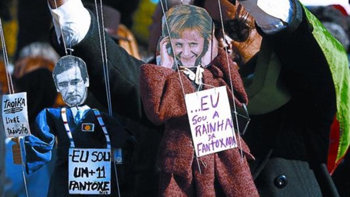 Las manifestaciones 8 Protestas con caretas de Angela Merkel y Passos Coelho, ayer.