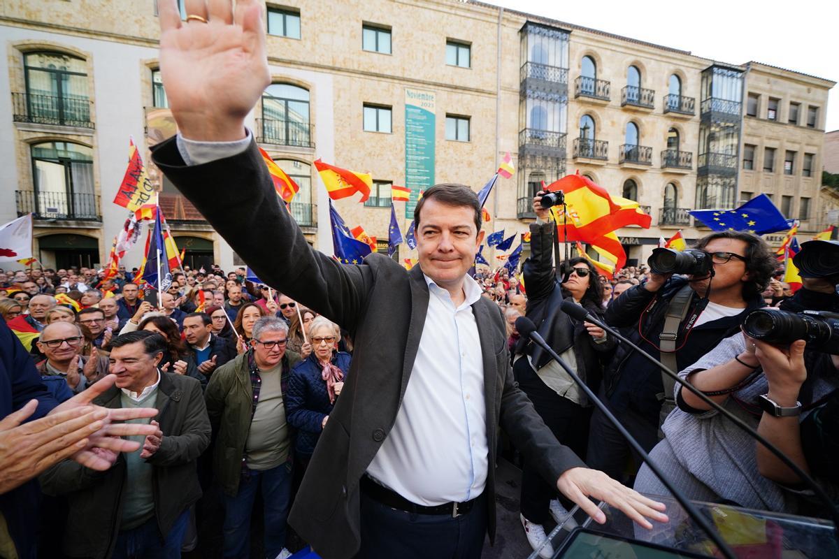 El presidente de la Junta de Castilla y León, Alfonso Fernández Mañueco, durante una manifestación contra la amnistía, a 12 de noviembre de 2023, en Salamanca, Castilla y León (España).