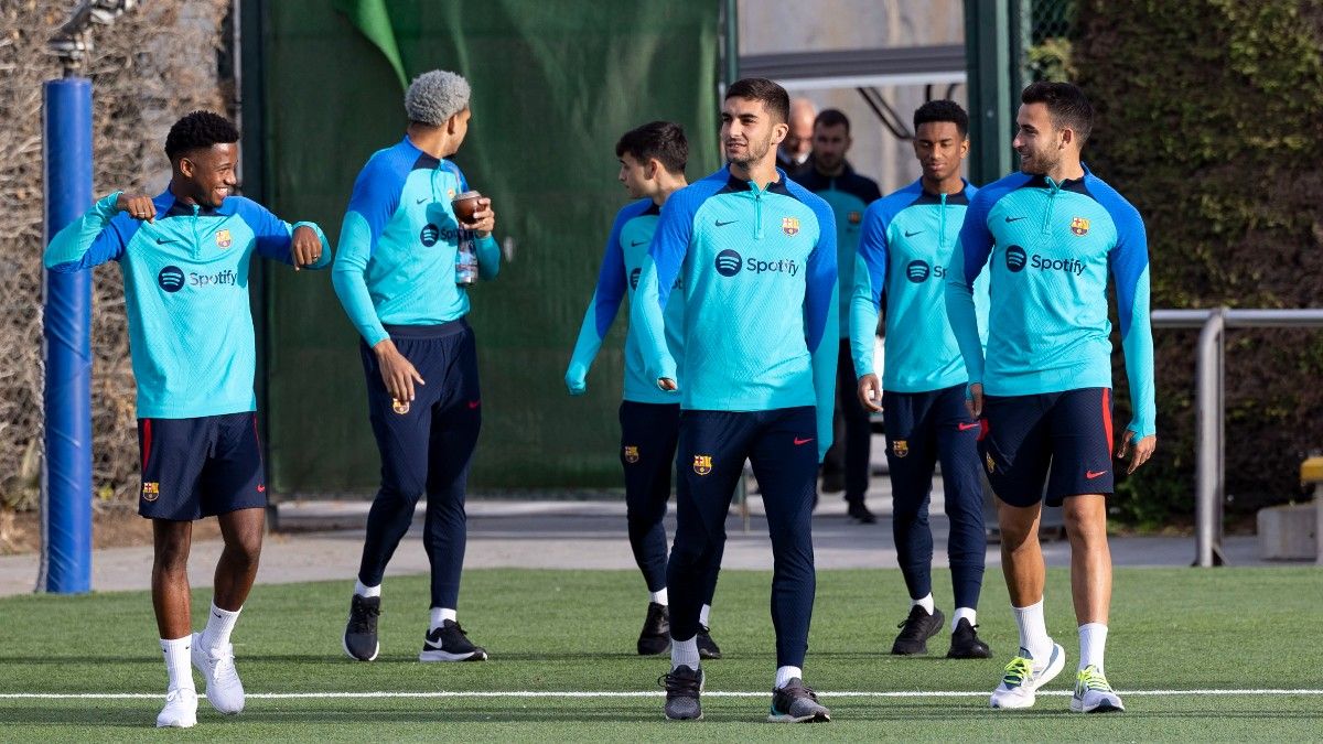 Los jóvenes del Barça se preparan para posar en el reportaje de SPORT
