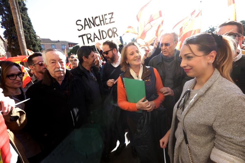 Más de 2.000 personas claman por "la unidad de España" frente al Ayuntamiento de Murcia