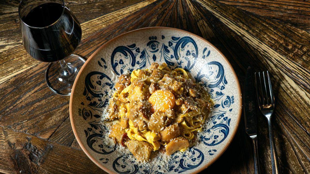 'Tagliolini' con 'ceps', 'guanciale', azafrán y yema de huevo, plato con el que Murivecchi celebra sus 20 años.