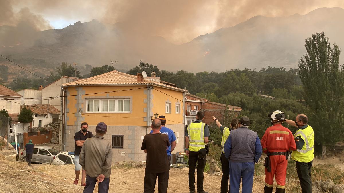 Los vecinos de Navalacruz presenciando el incendio.