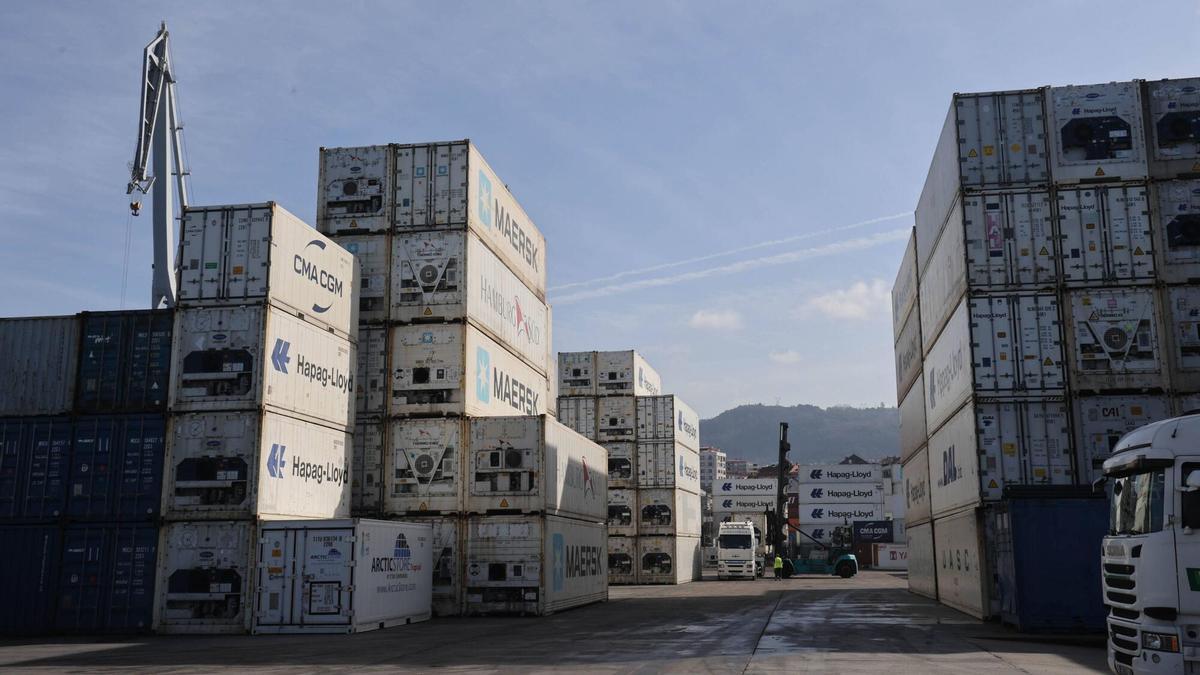 Contenedores en la terminal portuaria de Guixar.