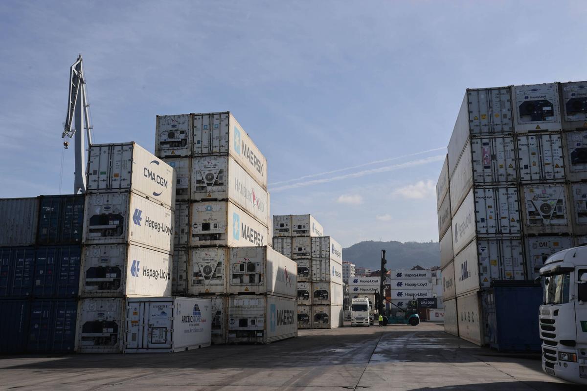 Contenedores en la terminal portuaria de Guixar.