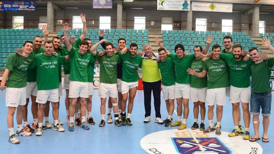 La plantilla del Balonmán Cangas-Frigoríficos del Morrazo realizó ayer el último entrenamiento y cerró su mejor temporada. // Gonzalo Núñez