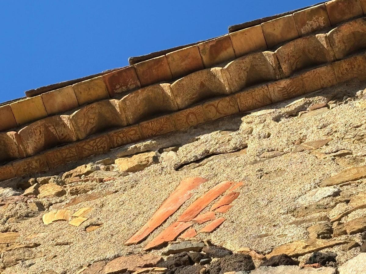 Imatge 2 · S’observen els ràfecs pintats de la teulada esquerra de Can Talaia de Baix.