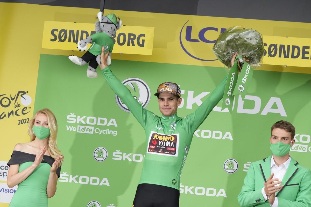 Soenderborg (Denmark), 03/07/2022.- Belgian rider Wout Van Aert of Team Jumbo-Visma celebrates on the podium retaining the best sprinter’s green jersey after the third stage of Tour de France 2022 cycling race, over 182 km between Vejle and Soenderborg, Denmark, 03 July 2022. (Ciclismo, Dinamarca, Francia) EFE/EPA/Mads Claus Rasmussen DENMARK OUT