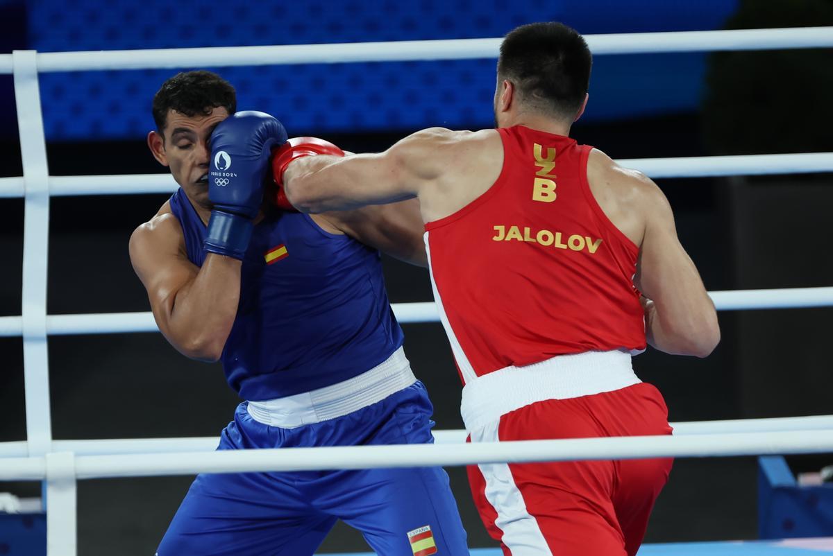 Ayoub Ghadfa, de azul, durante la final olímpica contra Jalolov.