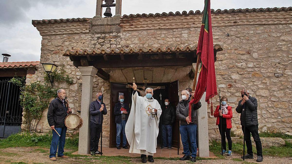 José María Diego bendice los campos, flanqueado por Martín Alén e Iglesias Carreño. | Jose Luis Fernández