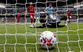 El Manchester City vapulea al Liverpool y el Arsenal, al Leeds