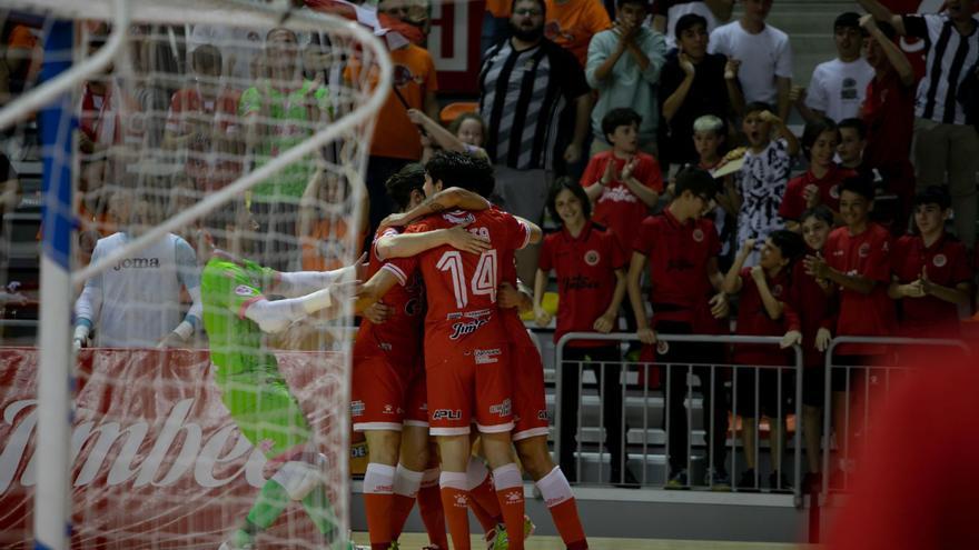 Los jugadores del
Jimbee celebran
uno de los 
goles.  Loyola pérez de villegas