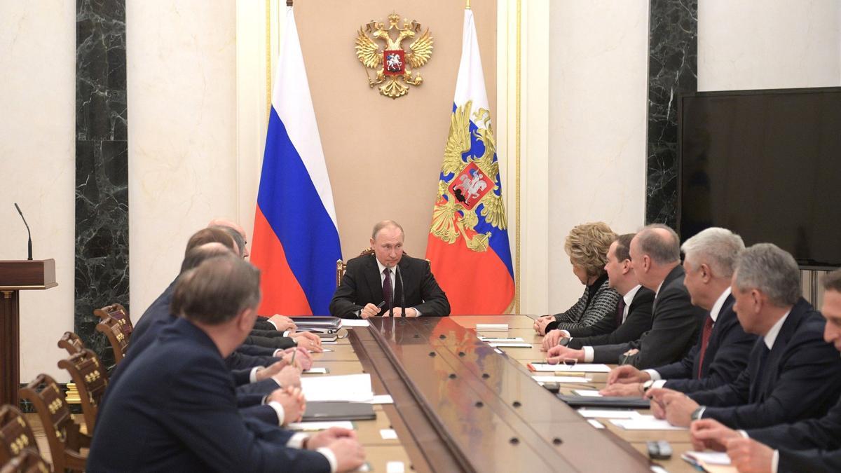 El presidente de Rusia, Vladimir Putin, durante una reunión con miembros del Consejo de Seguridad ruso.