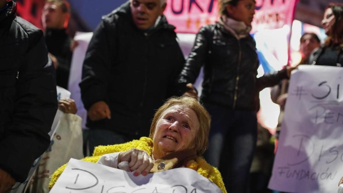 Manifestación en Buenos Aires, el jueves , contra la retirada de las pensiones por discapacidad.