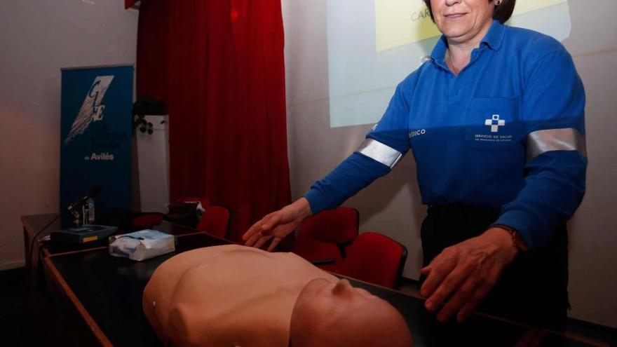 Cari Martín practica con un muñeco una reanimación cardiopulmonar, ante la mirada de la doctora Marta Martínez Valle.