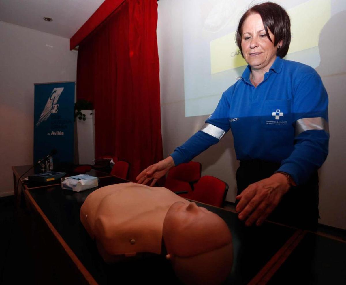 Cari Martín practica con un muñeco una reanimación cardiopulmonar, ante la mirada de la doctora Marta Martínez Valle.
