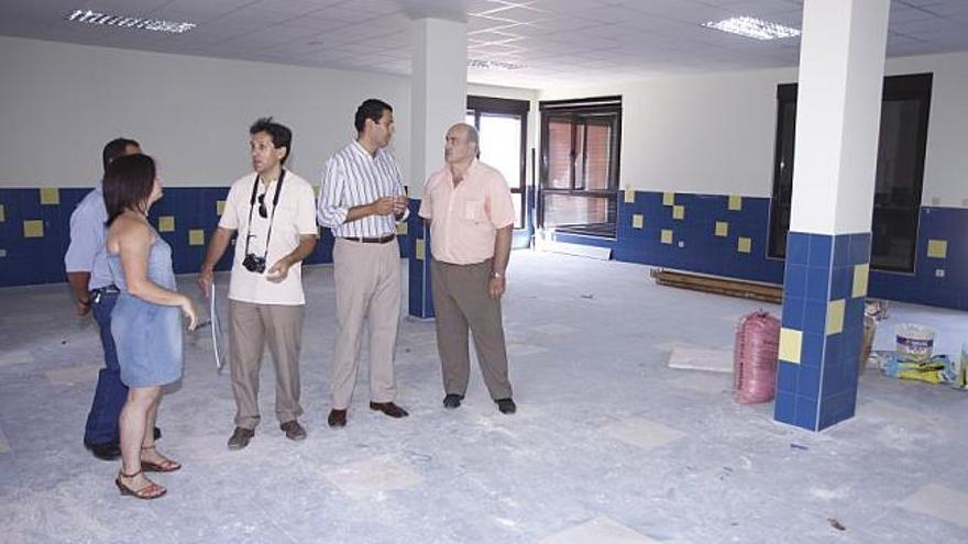 Alberto Castro, delegado de la Junta, durante el recorrido por las nuevas instalaciones escolares de Monfarracinos.