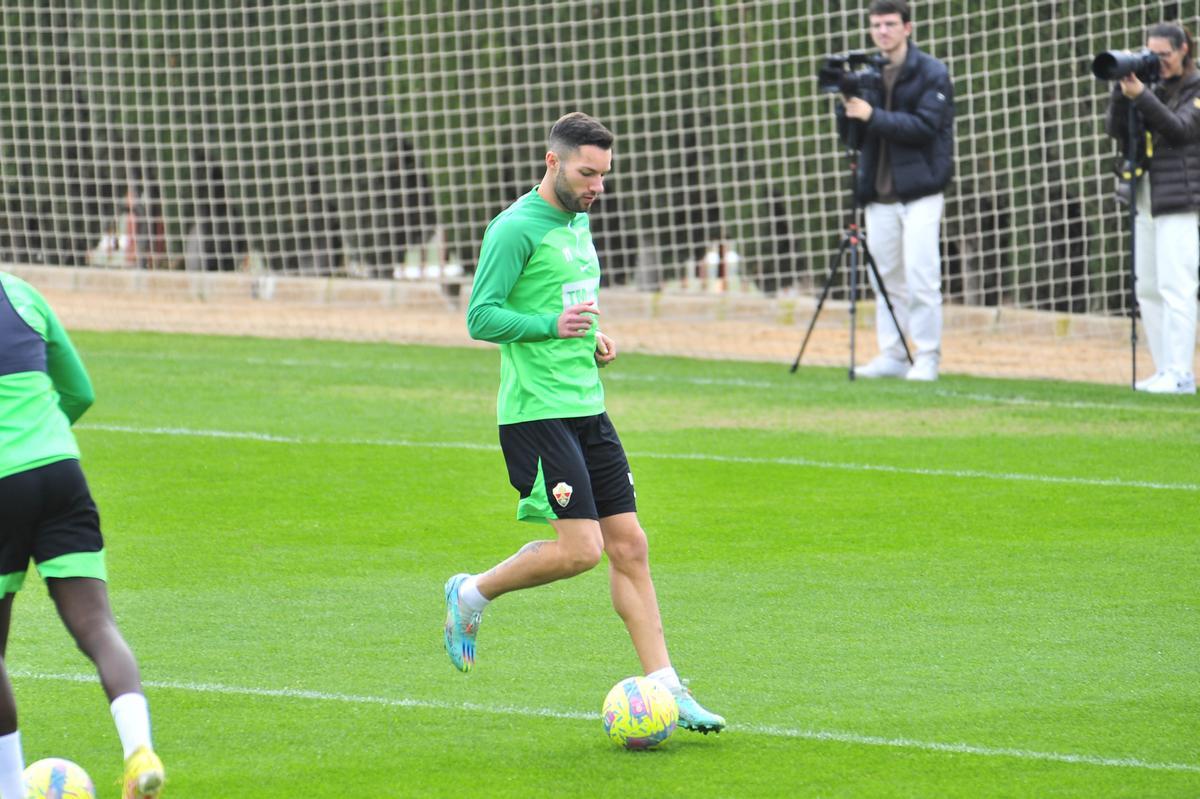 Morente en el entrenamiento el Elche CF previo al partido contra el Real Valladolid de Pacheta