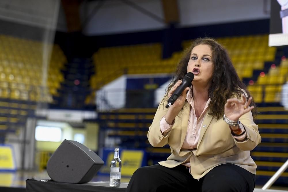 La diputada Carla Antonelli, con estudiantes de Secundaria en el Centro Insular de Deportes