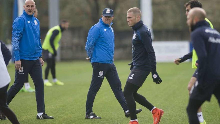 Pepe Mel, en el centro junto a su ayudante, Roberto Ríos, durante el entrenamiento del viernes, el último de esta semana.