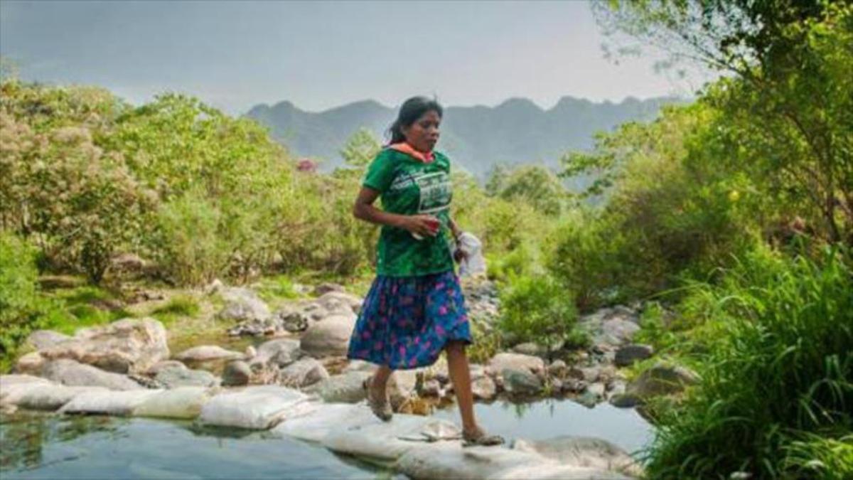 María Lorena Ramírez gana una maratón en sandalias y falda.