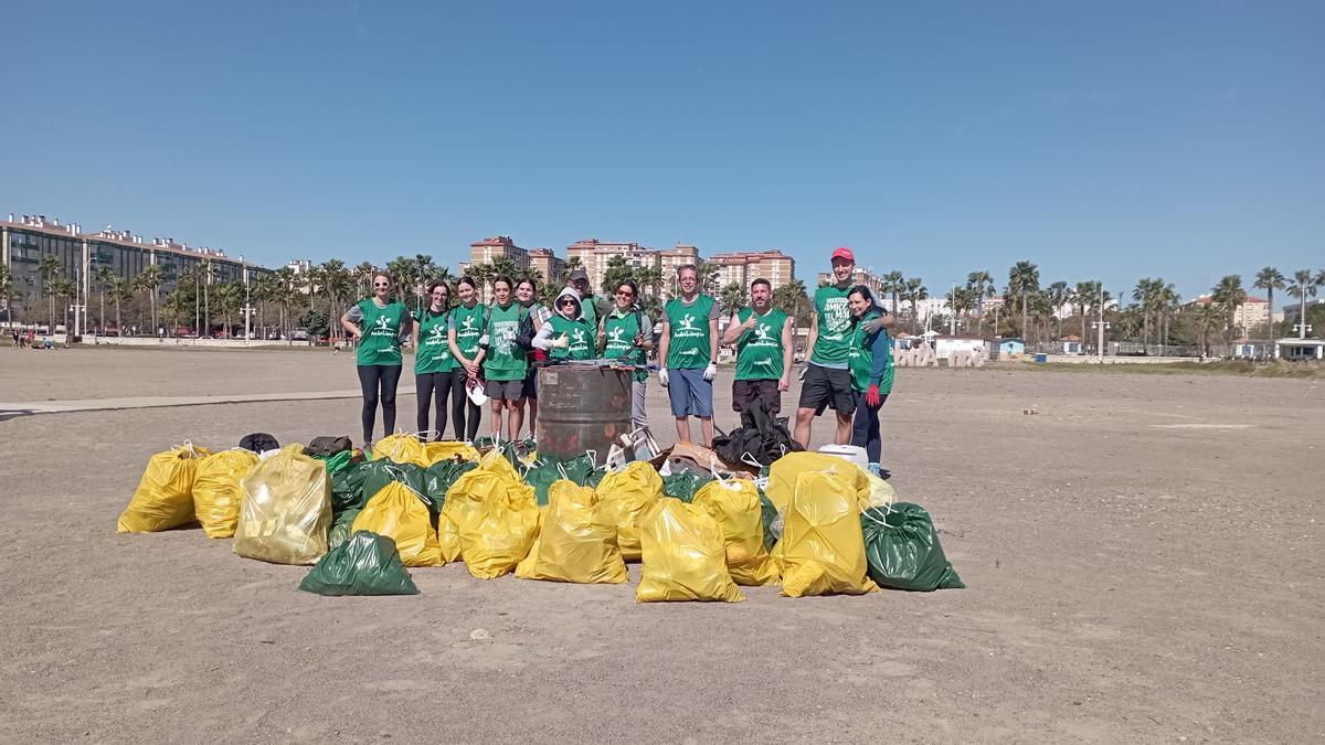 Voluntarios de Andalimpia, el pasado domingo con la basura recogida en dos horas en la playa de San Andrés, incluido el bidón.