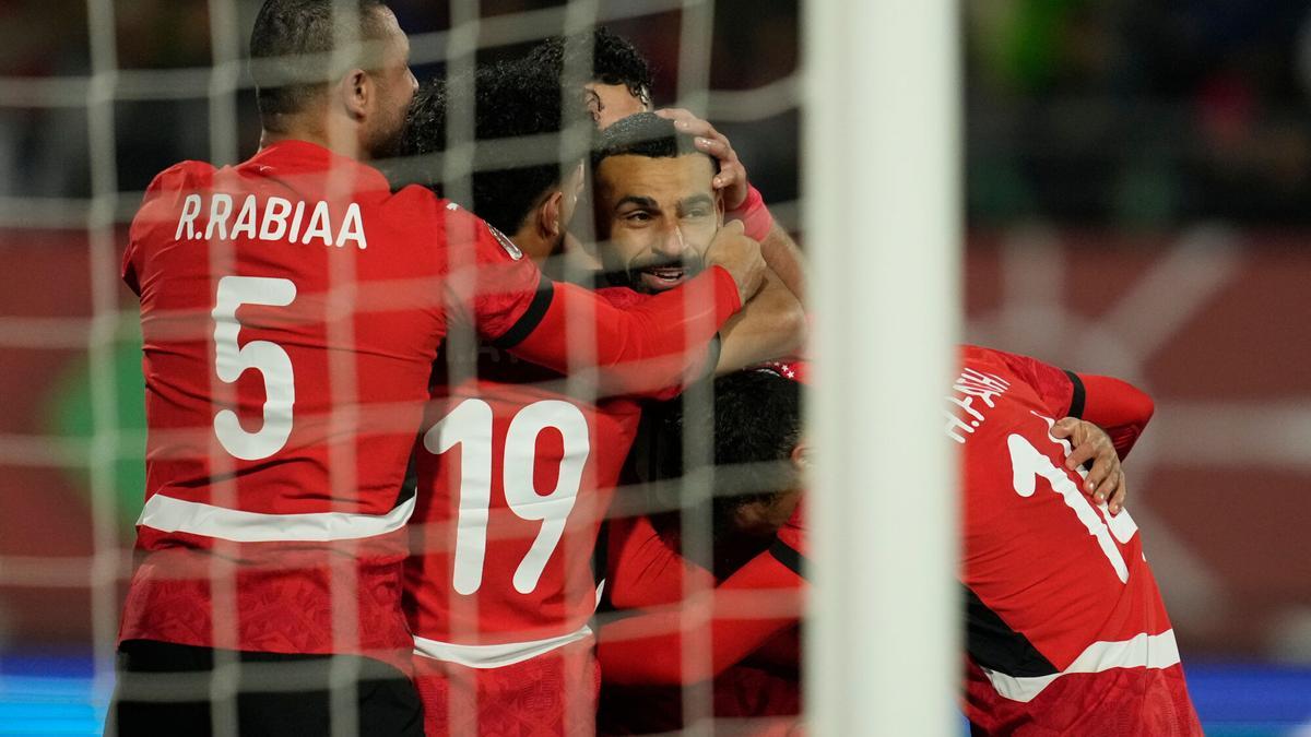 Salah celebra su gol con sus compañeros en el duelo de este sábado de cuartos de la Copa África entre Egipto y Costa de Marfil.