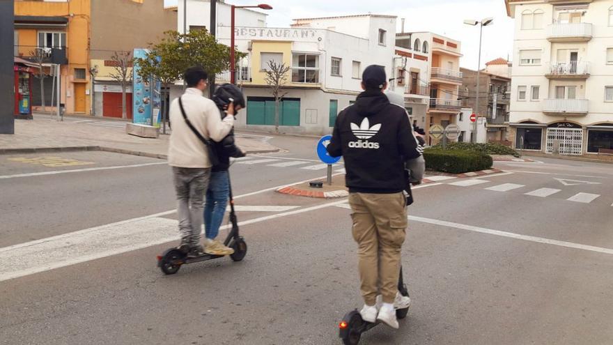 Trànsit i les policies locals impulsen una campanya contra les conductes de risc en patinet i bicicleta